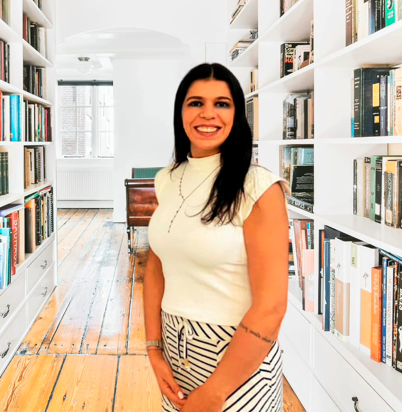Ana - Imagem com livros